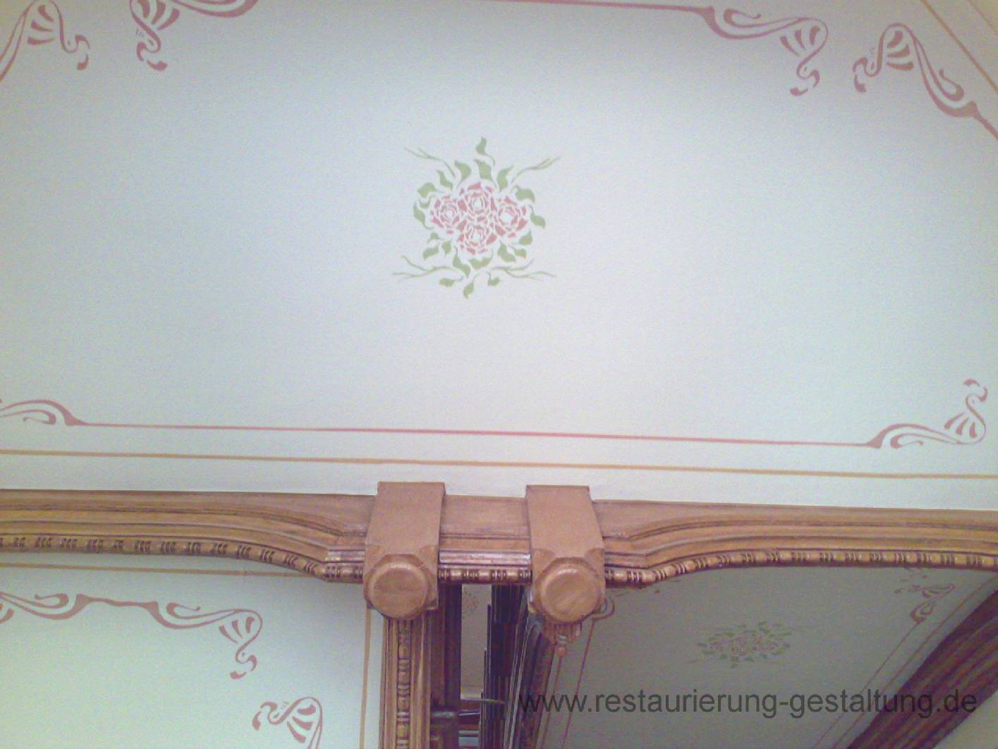 Im Treppenhaus Gneisenaustraße 99 wurden alle Malerarbeiten von Malermeister Schimpf ausgeführt. Der staatl. gepr. Techniker hat im Treppenhaus eine einfache Deckenmalerei angebracht. Hier wurden Eckschablonen und florale Muster genommen.  An den Wangen ist noch eine Holzimitation in Eiche zu sehen. Norbert Schimpf arbeitet mit seinem Unternehmen restaurierung und gestaltung seit vielen Jahren als Restaurator für Malerei in der Denkmalpflege und im Privatsektor.